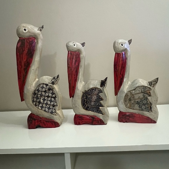 Handcrafted Pelican Figurines - Red and Cream wood material. - Picture 3 of 11